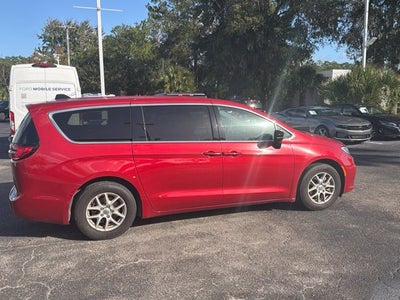 2025 Chrysler Pacifica Select
